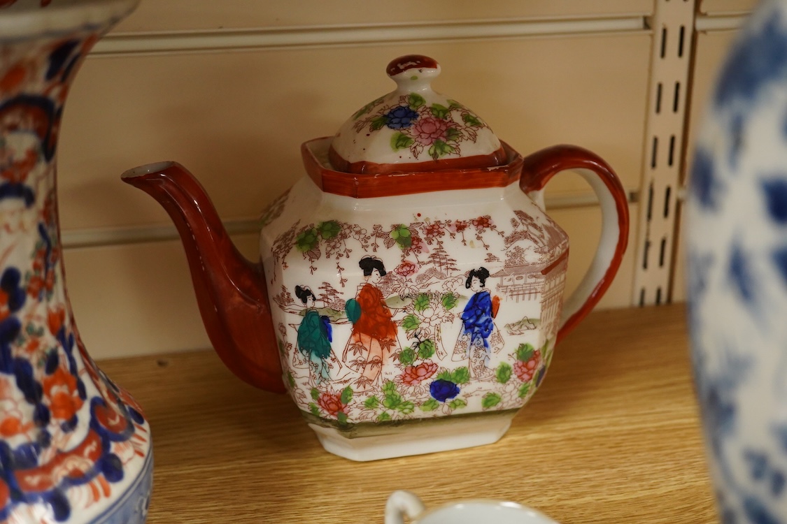 Oriental porcelain including a Chinese blue and white vase and cover, 27cm high